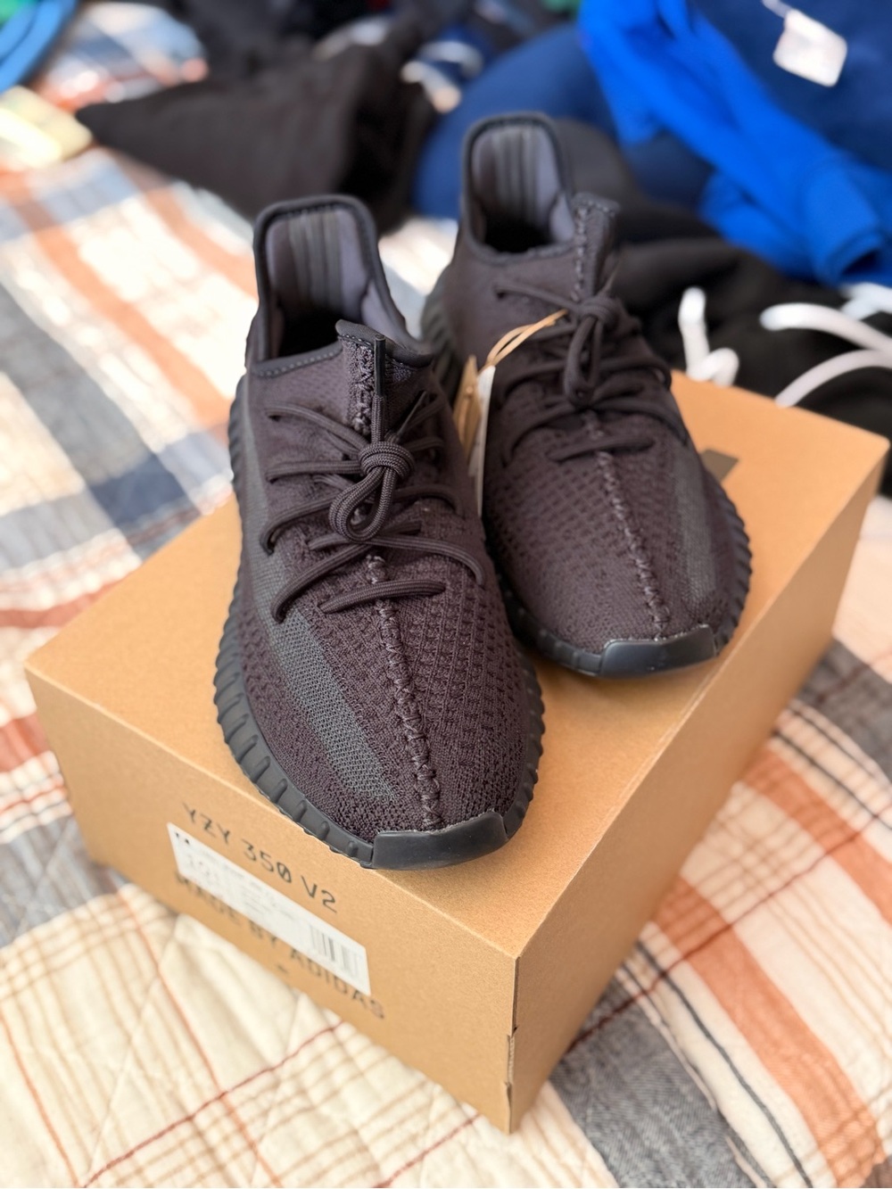 Yeezy 350 V2 in Onyx Size 10.5